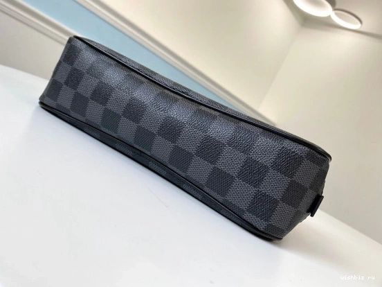 WIS GM VUITTON LOUIS POUCH TOILETRY 0925
